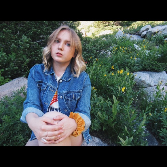 Meet your Posher, Becca - Picture 2 of 5